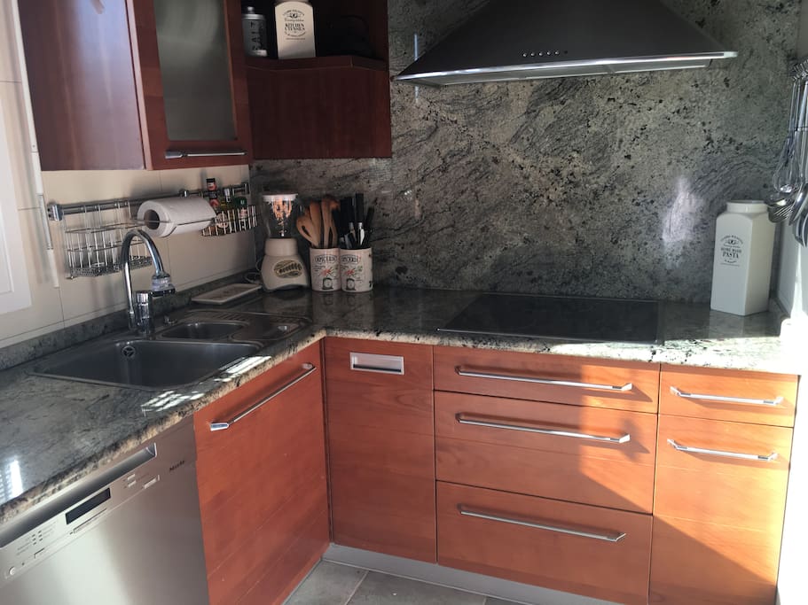 Cocina espaciosa con todo lo necesario para los que disfrutan cocinando.
Spacious kitchen for those who enjoy cooking.