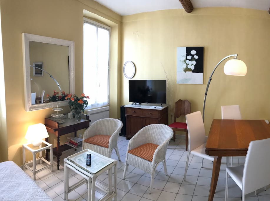 Large living-room with 2 sofa-beds