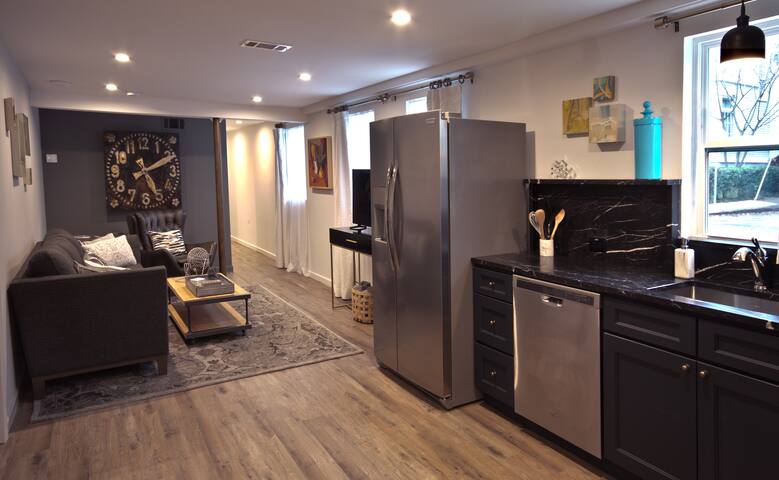 Uptown Living, Steps to St. Charles, Tulane & Park gallery image 5