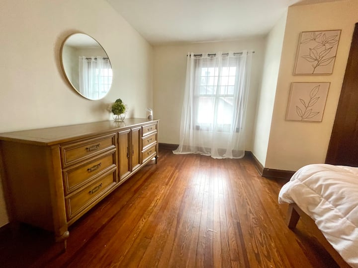 Dhomë gjumi e madhe e dytë me krevat dopio "King" dhe orendi të bukura. 