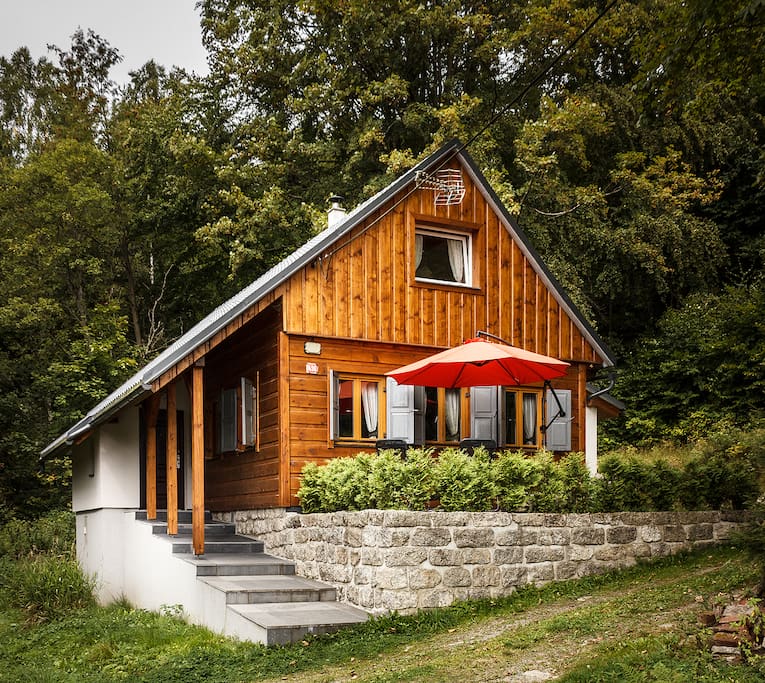 pohled na dům a terasu