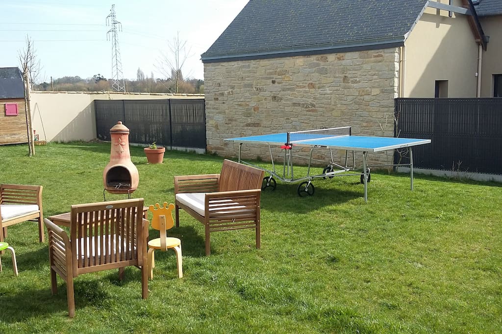 Grand jardin clos.
Barbecue,table de ping pong salon de jardin, planche de surf et vélos