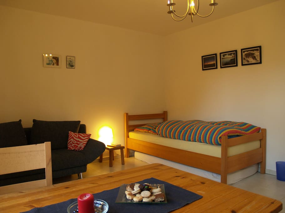 Die Schlafcouch und das Bett.
