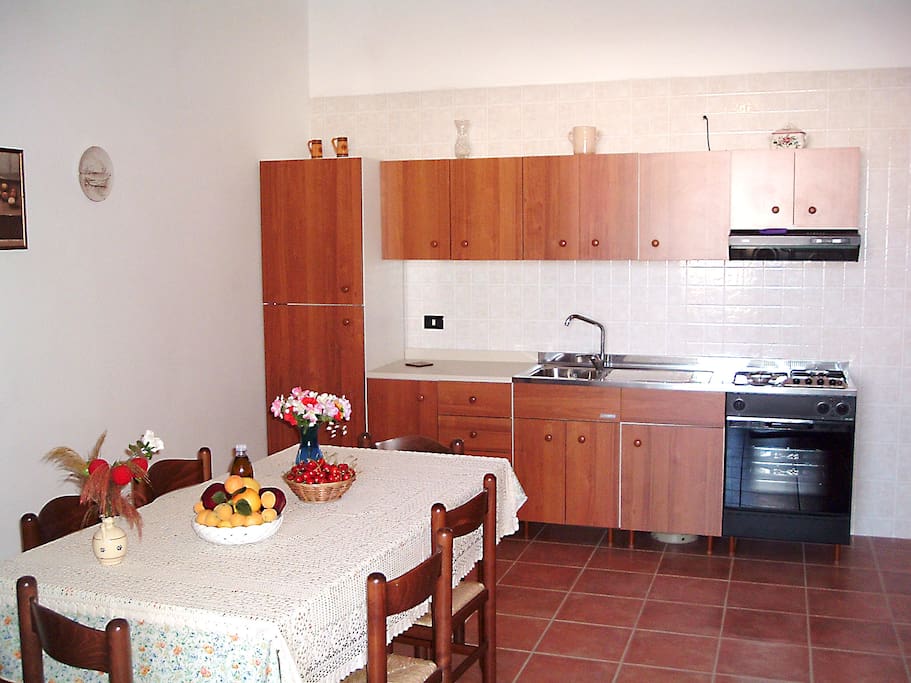 cucina con frigo e freezer