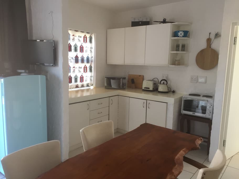 Fully equipped kitchen and dining table