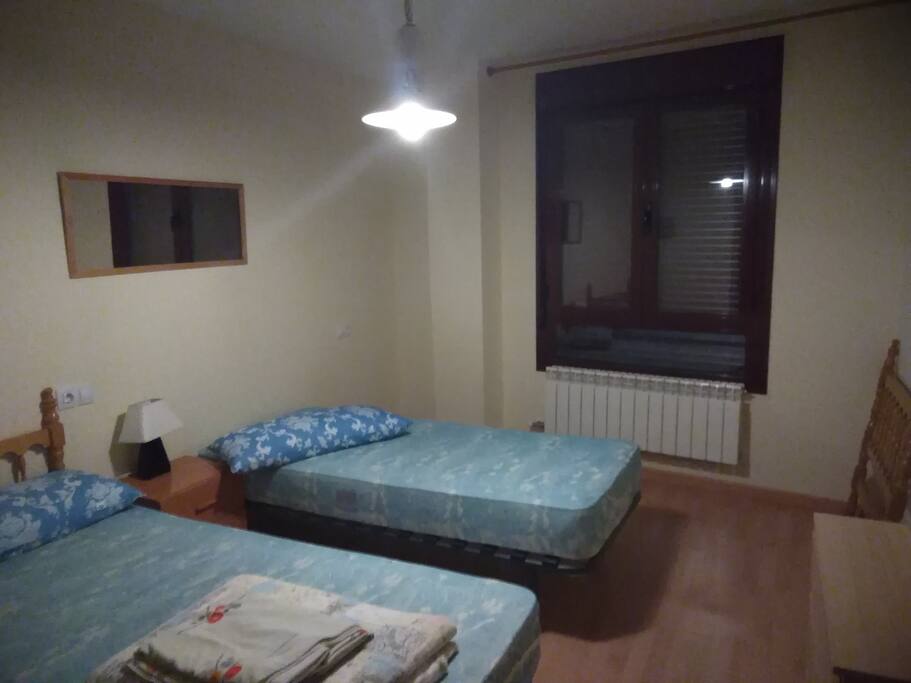 Habitación de abajo con 2 camas