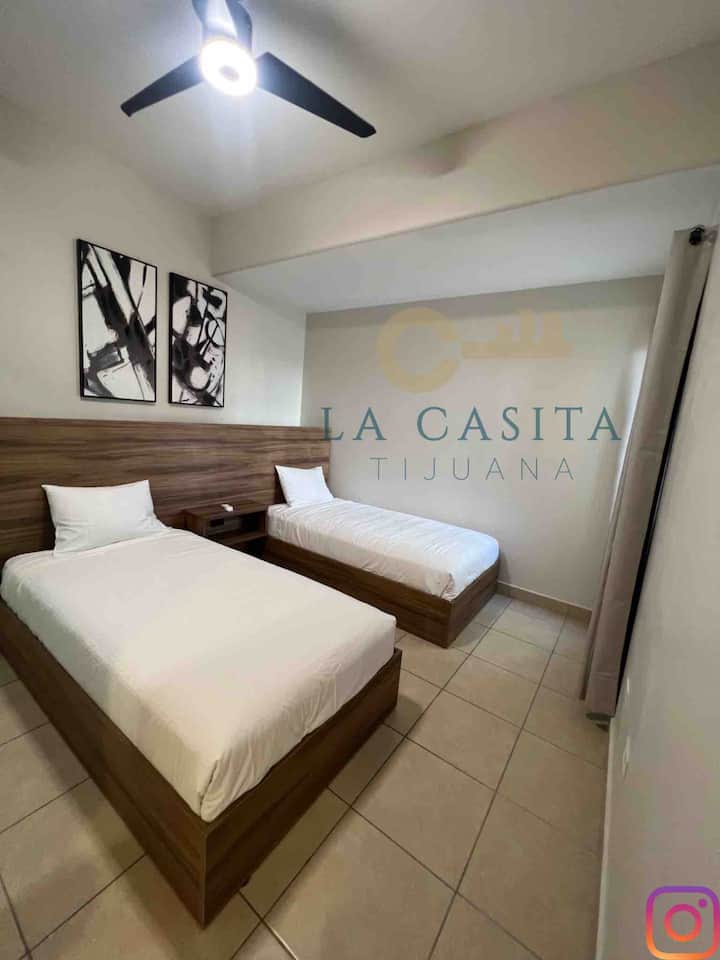 Recamara 2 
camplio closet 
dos camas individuales 
conexion de luz en cabecera 
Aire acondicionado