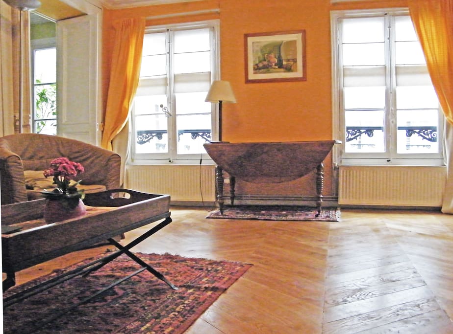 Salon calme, sur une cour intérieure.