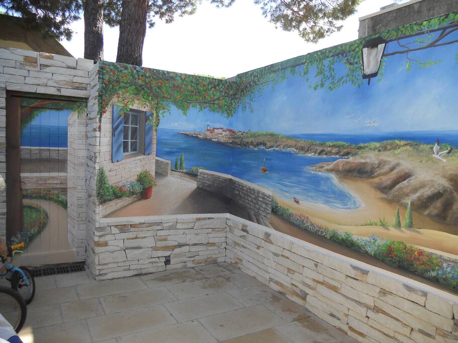 Fresque en trompe l'oeil sur les mur de la terrasse