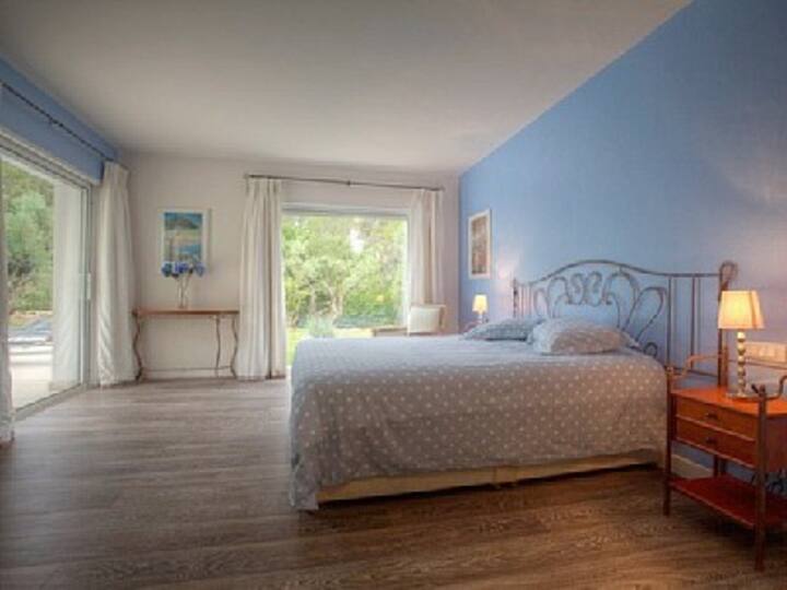 hlavná spálňa s prístupom k bazénu 