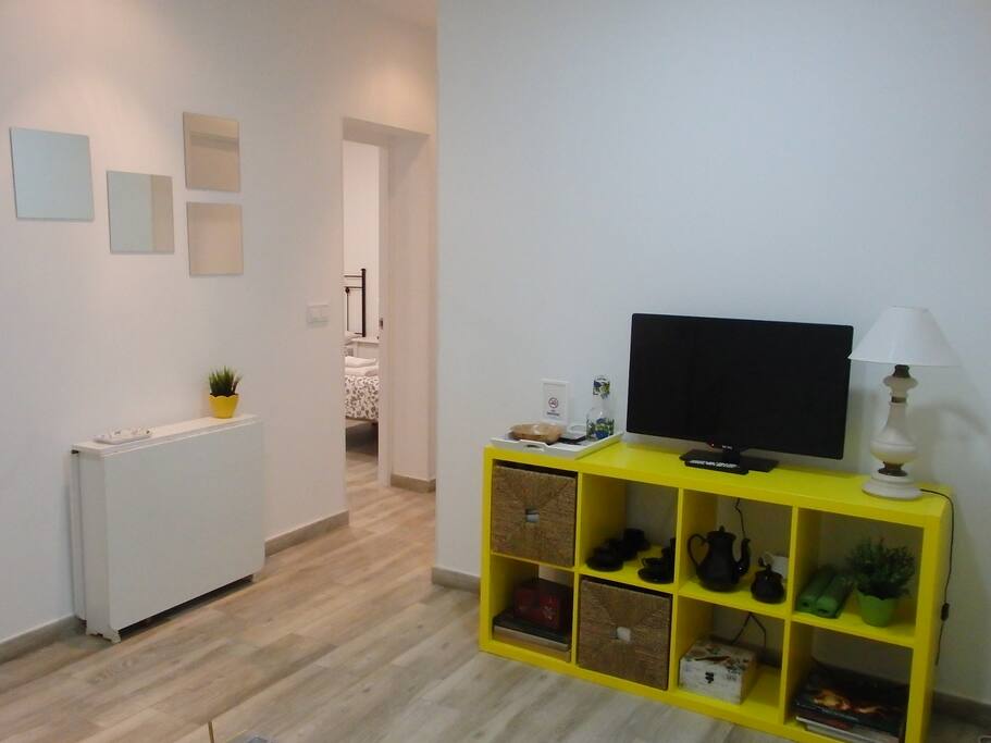 SALÓN CON MESA COMEDOR PLEGABLE. LIVING ROOM WITH FOLDING TABLE.