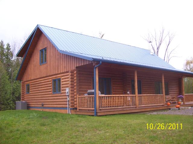 Private Bedroom #1 - Cozy Log House Colpoys Bay