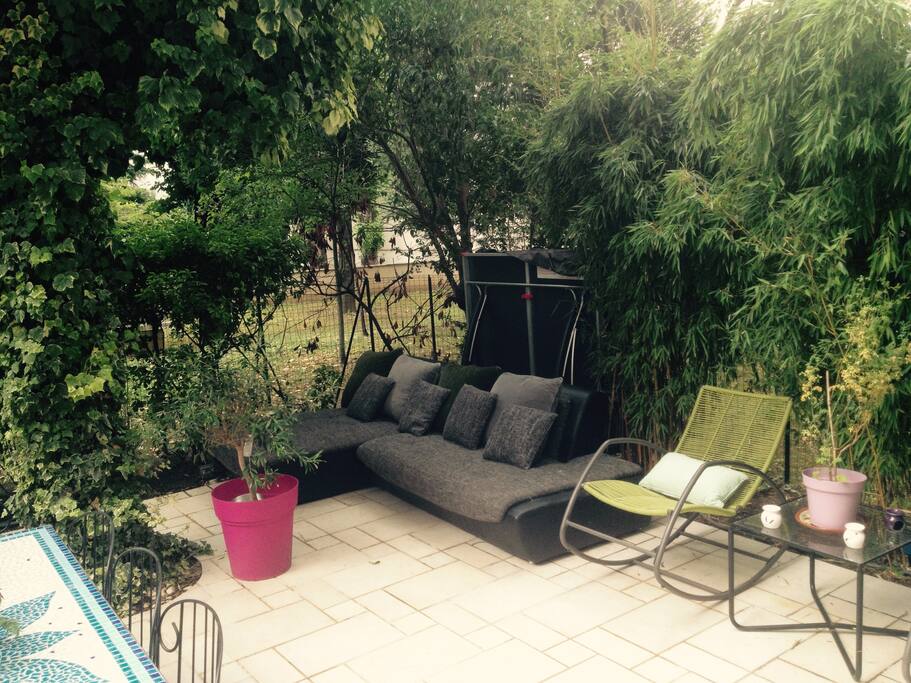 Grande terrasse amenagé
Barbecue,table de ping-pong.