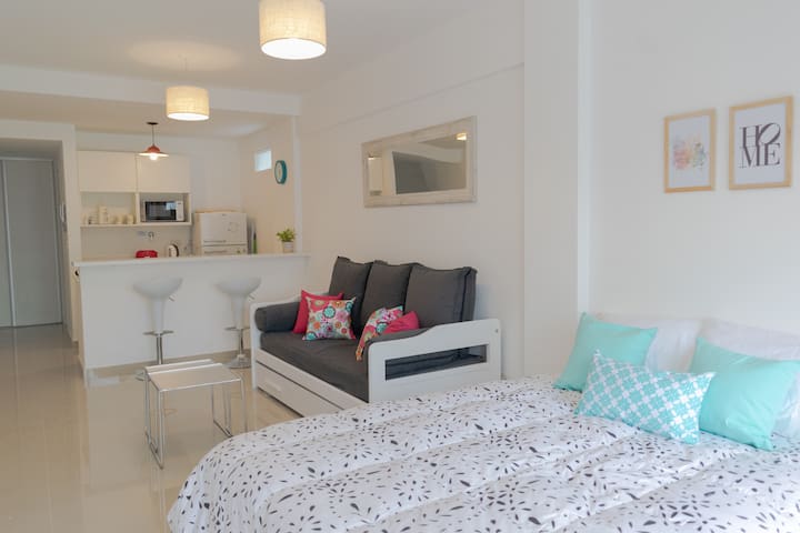 Kitnet mobiliada com varanda e piscina no rooftop em Palermo