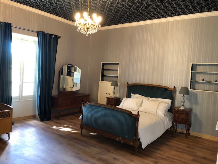 Modrá izba s kvetinovým stropom a moirée gobelínom, krb v mramorovom štýle a dostatkom úložného priestoru 