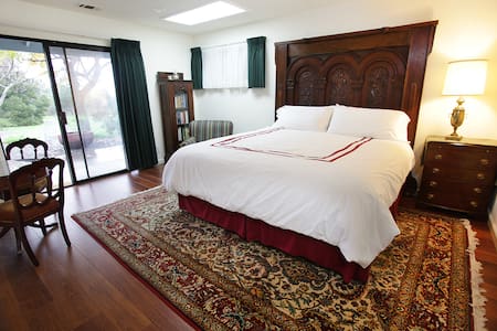 1 or 2 rooms  king size beds up to 4 guests