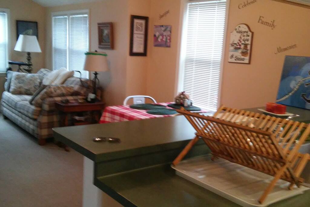 Living room/dining area