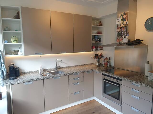 Spacious Family House with Garden in City Centre. gallery image 4