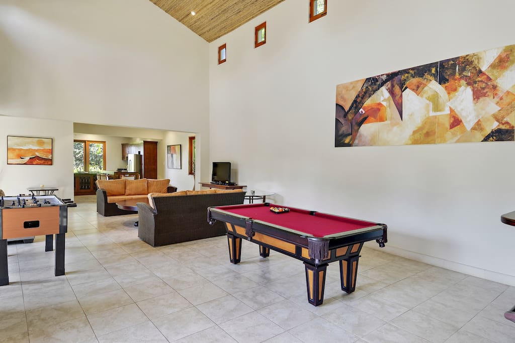 Living room with games for kids! (Pool and Foosball)