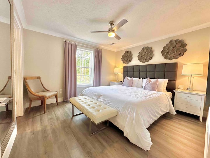 Rose King Room - Upper Level (Sleeps 2). מיטת קינג סייז. בחדר הזה יש ארון גדול!