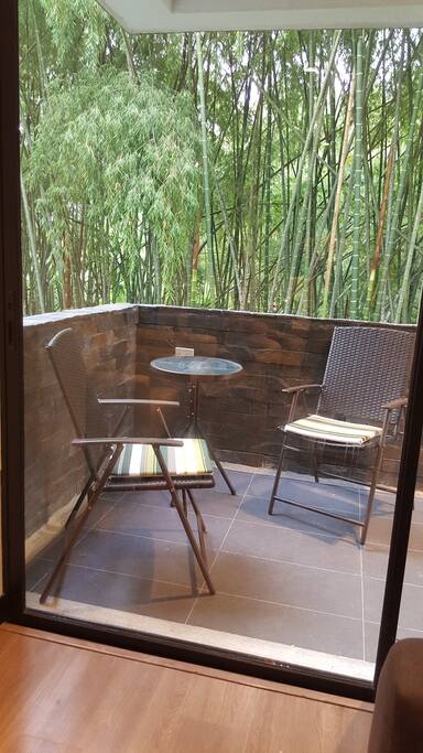 Hermoso Balcon privado dotado con mesa y sillas
