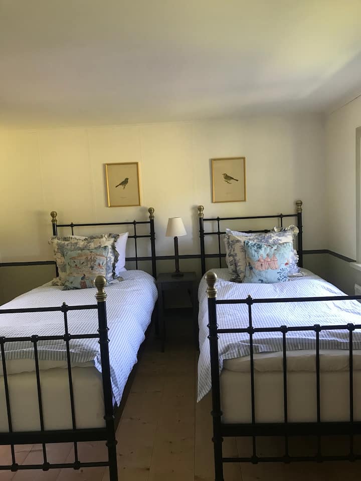 חדר שינה 2 עם שתי מיטות יחיד.