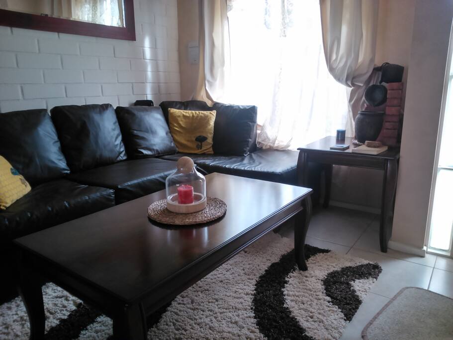 La casa se sustenta en iluminación ambiente. Las áreas comunes son aseadas recurrentemente.