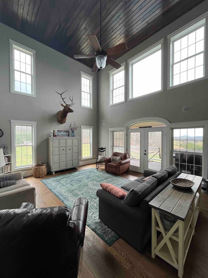 Farmhouse With  View, 5 Bed/3 Bath. Free Parking! - Claytor Lake, VA