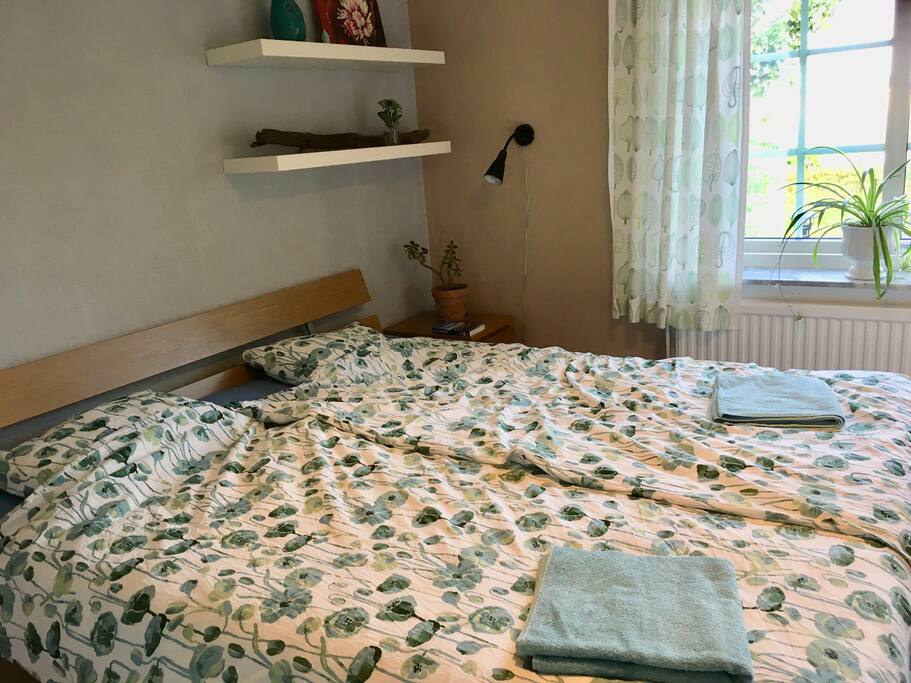 Sovrum med dubbelsäng