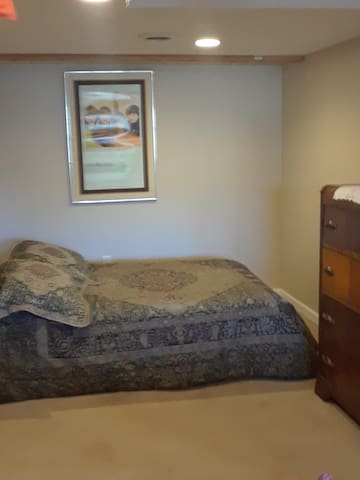 Clean guest suite in quiet neighborhood.