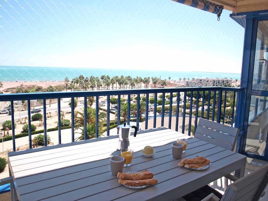 Terraza con vistas a la playa de la Patacona. Mesa para 4 personas. Terrace overlooking beach. Table for 4 people.
