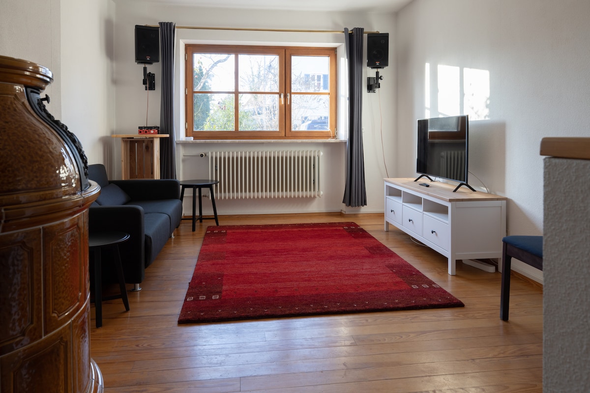 Vedľa jedálenského priestoru je pomerne minimalistická navrhnutá obývačka. Záves je špeciálny záves pre štúdiá na akustické odlesky. Dva mono bloky majú spojenia s cinch.