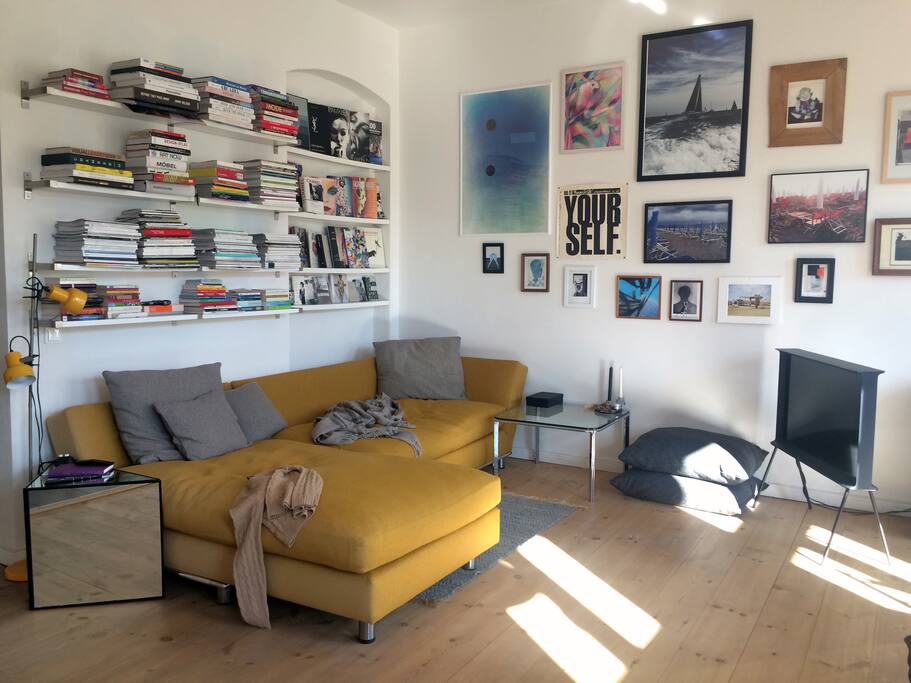 Super cosy Design sofa, great Samsung TV.