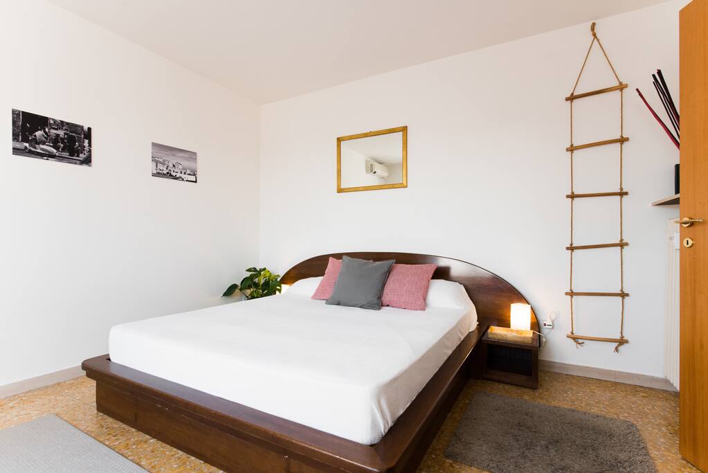 THE KING-SIZE BED