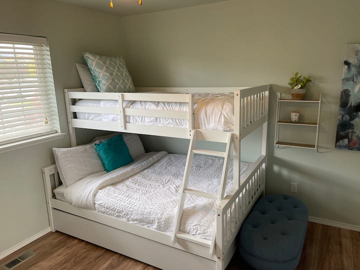 Pretty Twin-over-full Bunk Room W/ Desk & Hot Tub - Wenatchee, WA