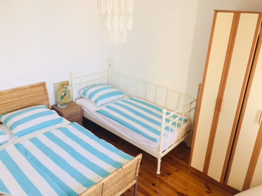 Schlafzimmer mit Doppelbett, Einzelbett und Schrank inkl. Klimaanlage