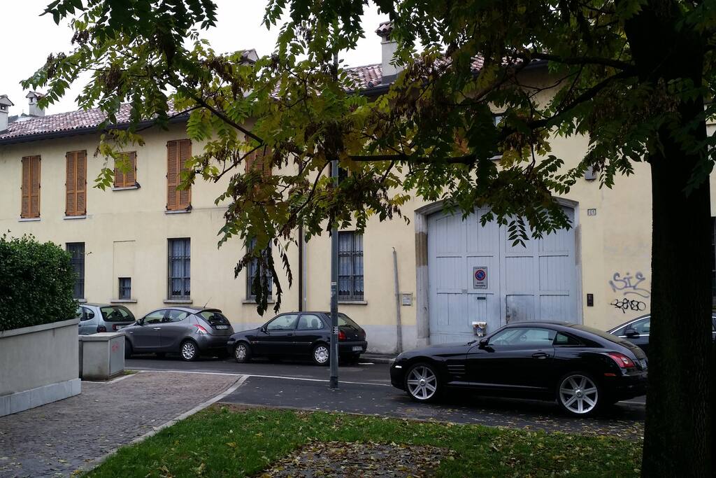 Ingresso antica cascina contesto Villa Folli
