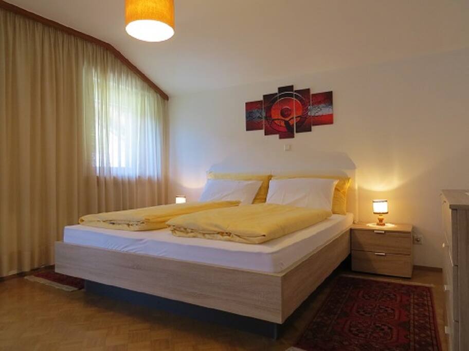camera con letto matrimoniale e balcone