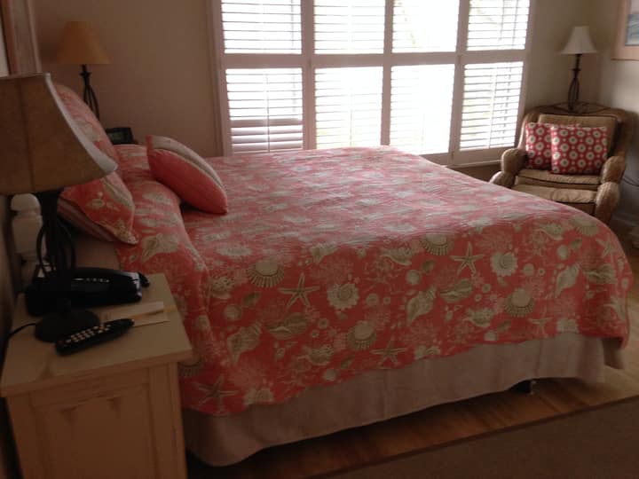 Master chumba cha kulala-kuonekana kutoka barabara ya ukumbi hadi chumba cha kulala- 17th fairway-