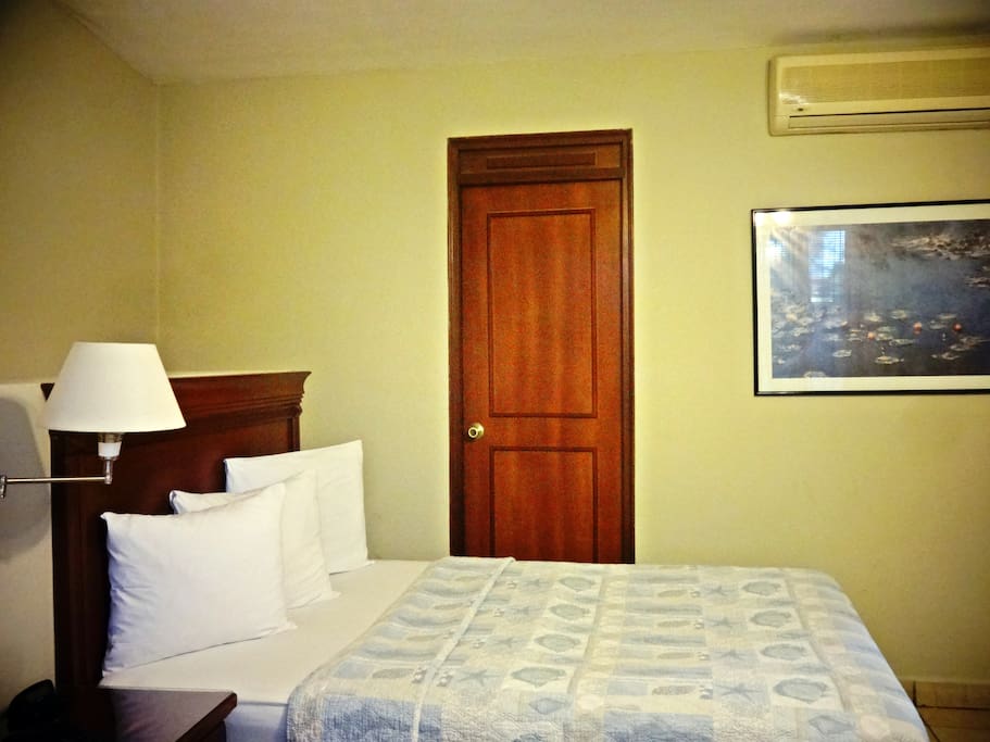 1 Single bedroom with private bathroom and A/C