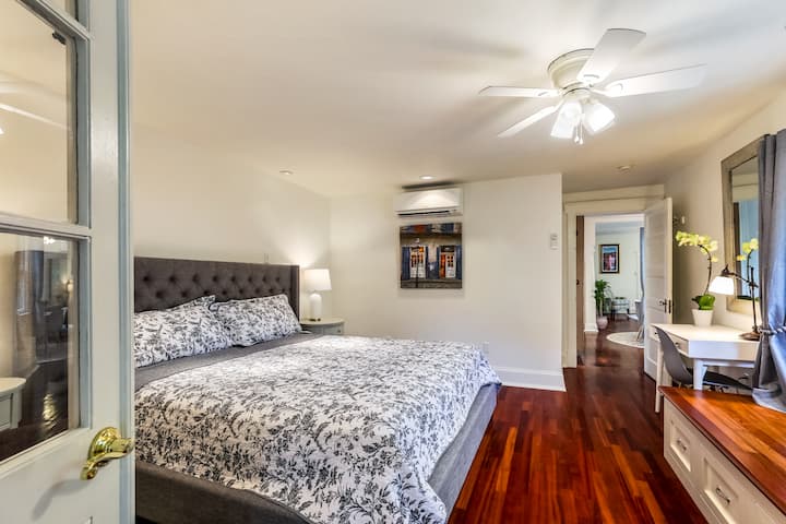 Უკანა საძინებელი კეთილი საწოლით.