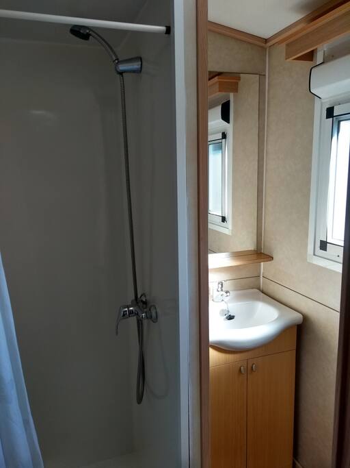 Ducha y lavabo