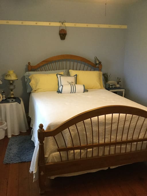 Queen bed, TV. Shares hall bathroom with Plate room.