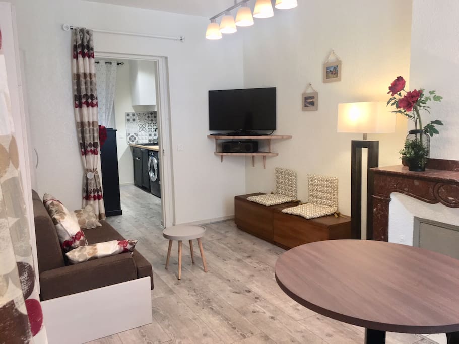 Au dos du canapé à gauche sur la photo un vrai lit dans l’armoire facile d’utilisation