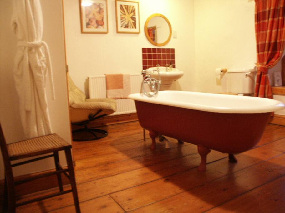 Free standing roll top bath