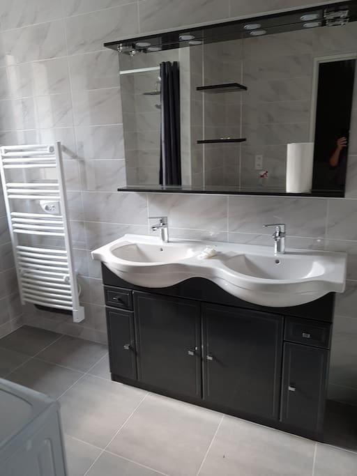 salle de bain avec douche italienne
