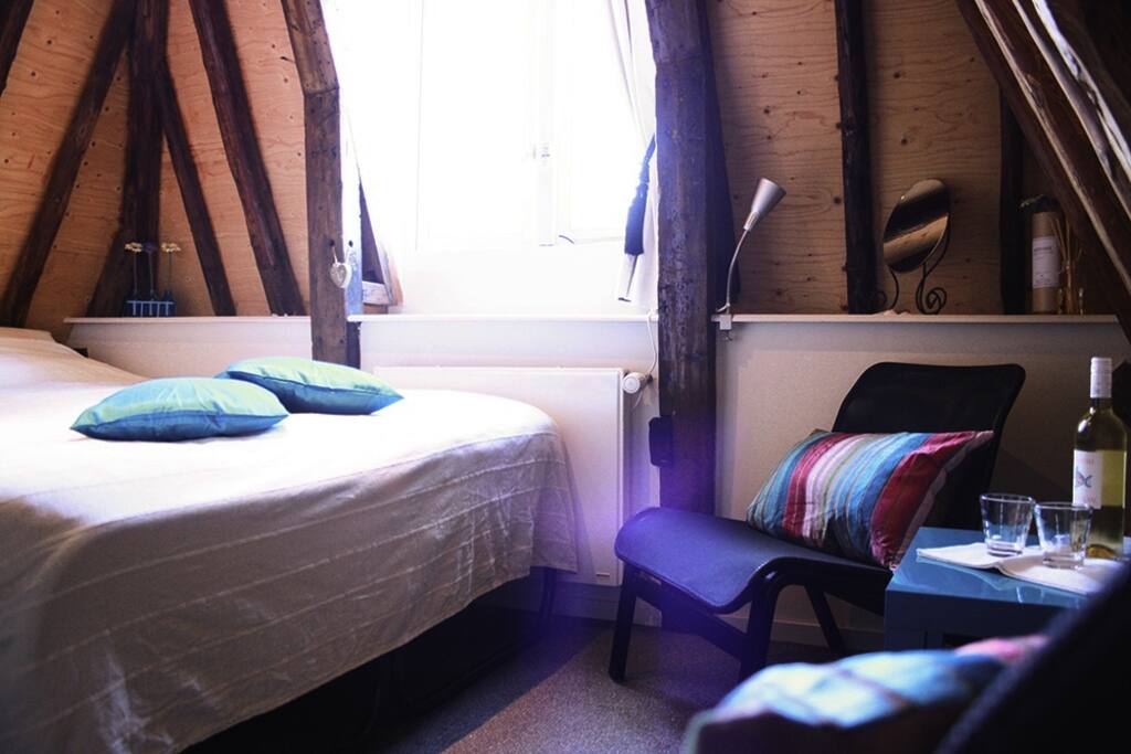 Voor slaapkamer met tweepersoonsbed.