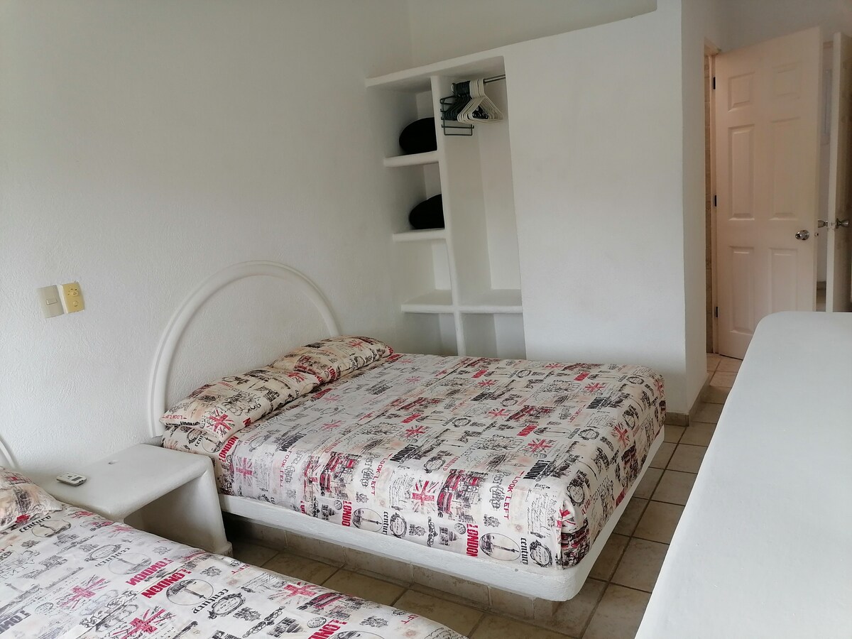 RECÁMARA 2 EQUIPADA CON AIRE ACONDICIONADO, VENTILADOR TECHO, PERSIANA BLACK-OUT, ROPA DE CAMA,  CON BAÑO COMPLETO, ROPA DE BAÑO