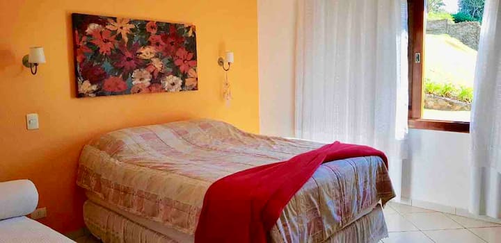 Დიდი საძინებელი ორადგილიანი საწოლით და ორადგილიანი საწოლით, სააბაზანოთი და საშხაპით მეზობლად...ოჯახისთვის!!!