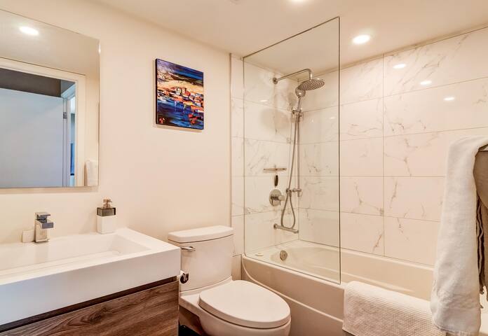 Bird’s Eye View Polished Penthouse Free Parking! gallery image 5